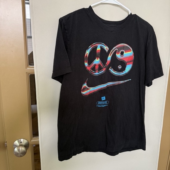 Nike Men's Medium Black Peace Sign Yin Yang Short Sleeve Tee T-Shirt - Picture 1 of 6